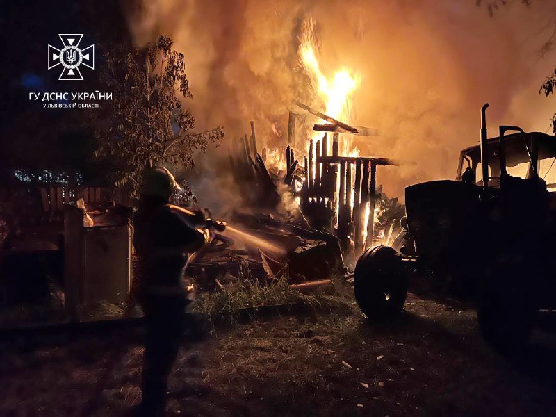 Пожар в Золочевском районе после падения обломков ракеты