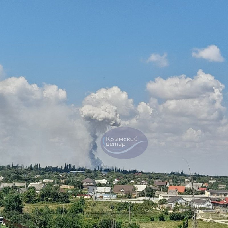 Мощные взрывы на полигоне в Старом Крыму продолжаются. Вероятно, горят боеприпасы большого калибра