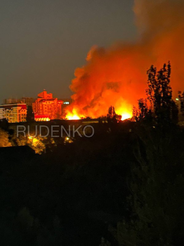 В центре Донецка произошли взрывы и пожары.