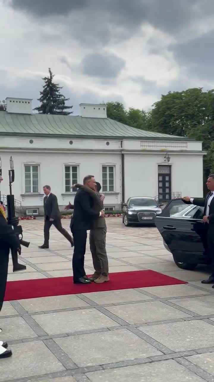 President @AndrzejDuda, before leaving for the NATO summit, met in the Belvedere Palace with the President of Ukraine @ZelenskyyUa