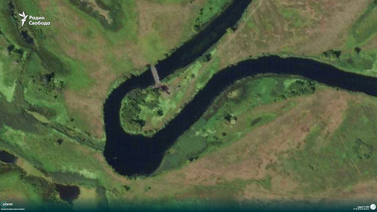 Yet another pontoon bridge across the Seym river build built by Russians east of Zavannoe (51.376050, 34.612800). Satellite image by @planet taken on August, 17th