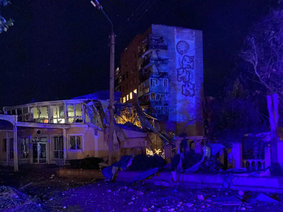 Polish journalist Monika Andruszewska injured by Iskander missile in Kramatorsk, Donbas. The missile hit the hotel where @Reuters journalists used to live