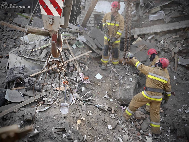 The body of a woman killed in a Russian attack has been recovered from the rubble in Mykolaiv. In total, two people were killed and five injured in the attack, three of whom are in stable serious condition.