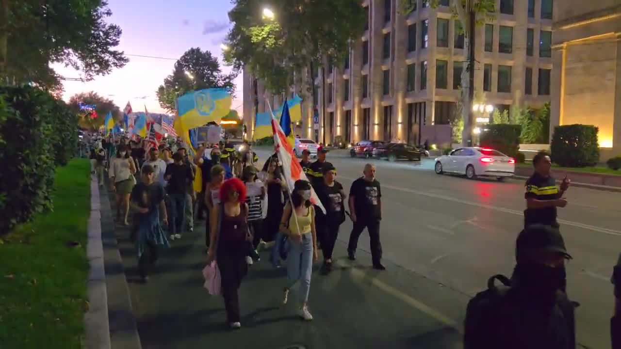 March in support of Ukraine on Rustaveli now. They chant names of two Ukrainians arrested during anti-govt protests in Tbilisi - Sergei Kukhachuk and Ruslan Sivakov.  March is to support Ukraine ahead of Alaska meeting