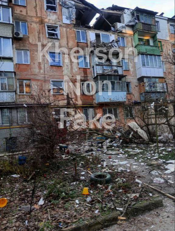 Rus topçu ateşi sonucu Kherson'da en az 3 konut hasar gördü.