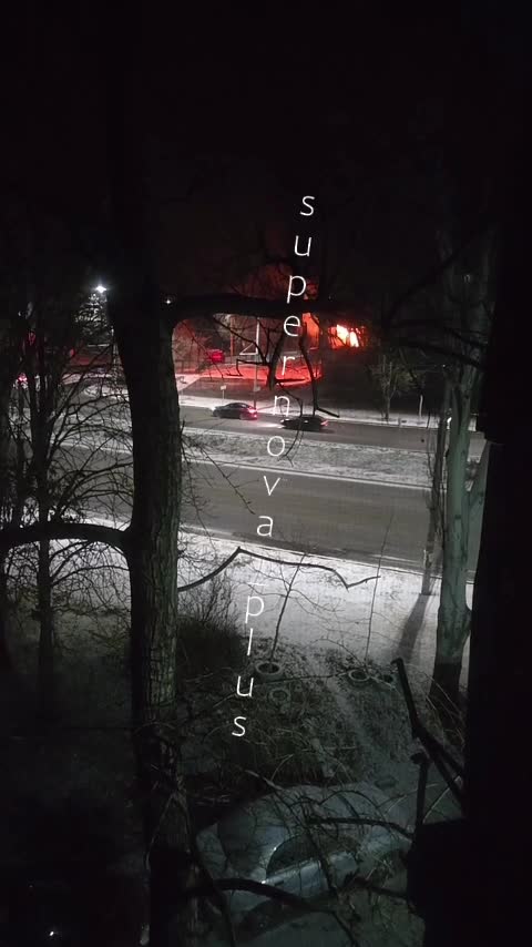 Donetsk'teki bir mağazada, hava savunma füzesinin isabet ettiği şüphesiyle yangın çıktı.