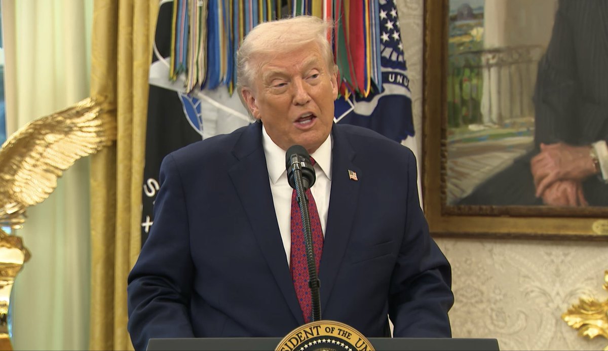 Doğrusu, zaten topraklarını kaybettiler. Topraklar kaybedildi, diyor Trump, Oval Ofis'te Ukrayna hakkında. Güvenlik garantileri konusunda ise, Avrupa ile bunun üzerinde çalışıyoruz. Avrupa bunun büyük bir parçası olacak. Ve savaşın yeniden başlamaması için güvenlik garantisi üzerinde çalışıyoruz.