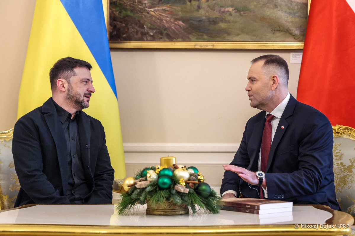 Le président de la République de Pologne, @NawrockiKn, au palais présidentiel : Cette visite est une bonne nouvelle pour Varsovie et Kyiv. Une mauvaise nouvelle pour Moscou, car elle est signe d'unité. Merci @ZelenskyyUa d'avoir accepté mon invitation.