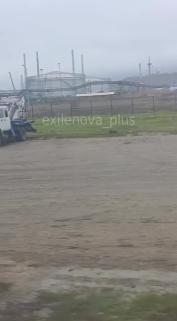 Un incendie fait rage dans le port de Taman suite à l'attaque survenue dans la nuit.