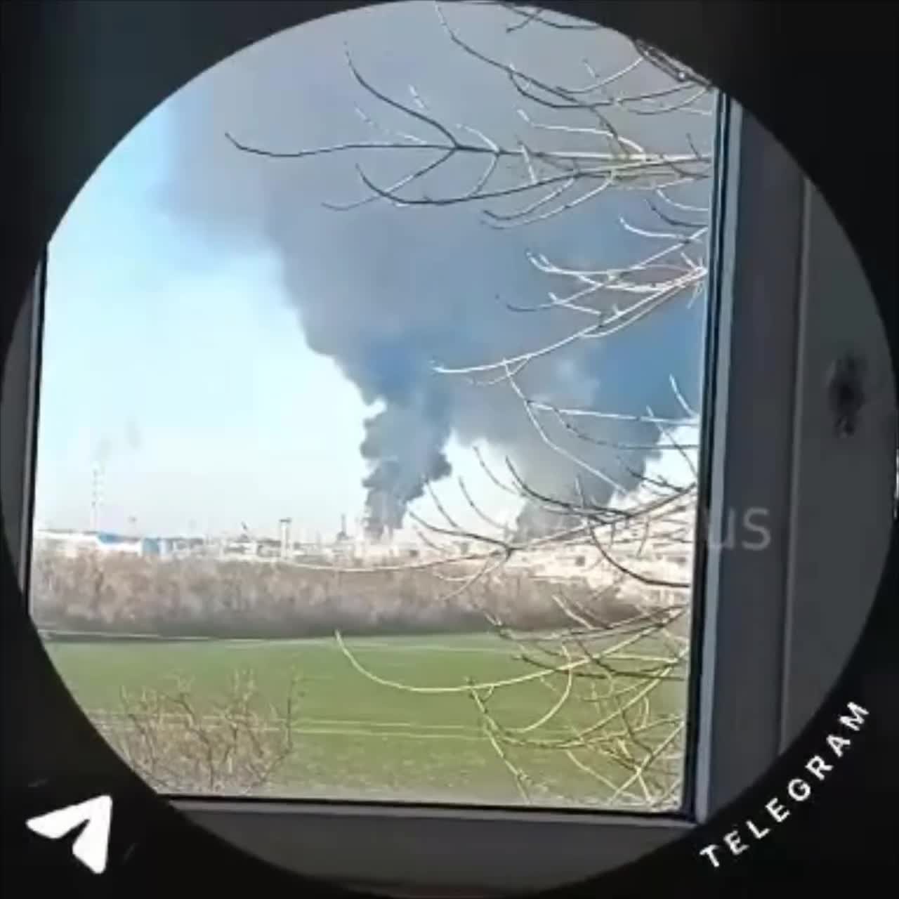 Des explosions et un incendie ont été signalés à la raffinerie de pétrole de Novoskhakhtinsky.