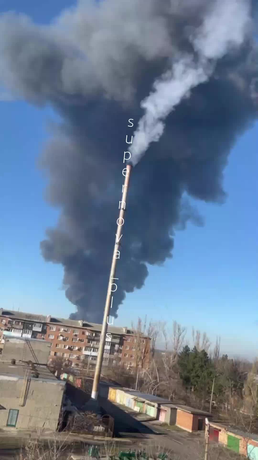 Six violentes explosions ont été signalées à Novoshaktinske.