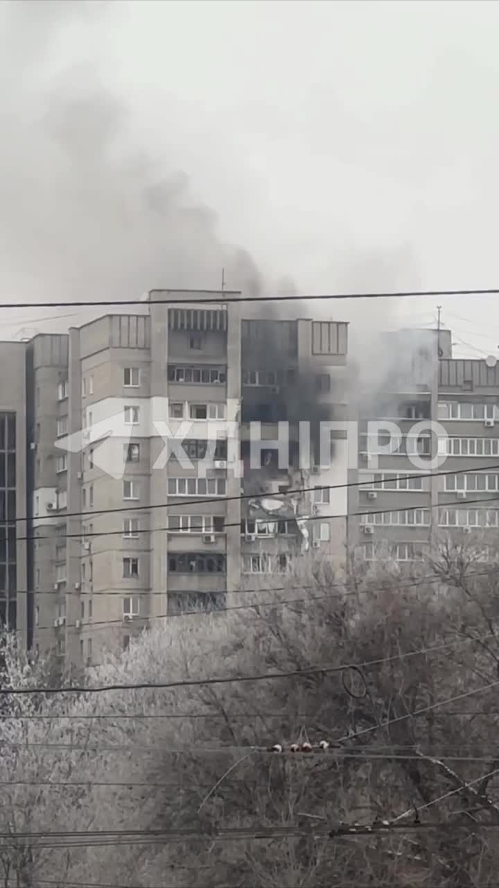 У Дніпрі безпілотник врізався в житловий будинок, є поранені