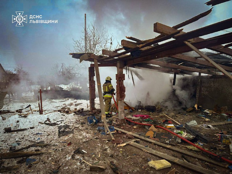 Zelensky: Bu saldırıda 400'den fazla insansız hava aracı ve çeşitli tiplerde yaklaşık 40 füze kullanıldı. Ana hedef elektrik şebekesi, üretim ve dağıtım trafo merkezleriydi. Volyn, Ivano-Frankivsk, Lviv ve Rivne bölgelerinde hasar kaydedildi.