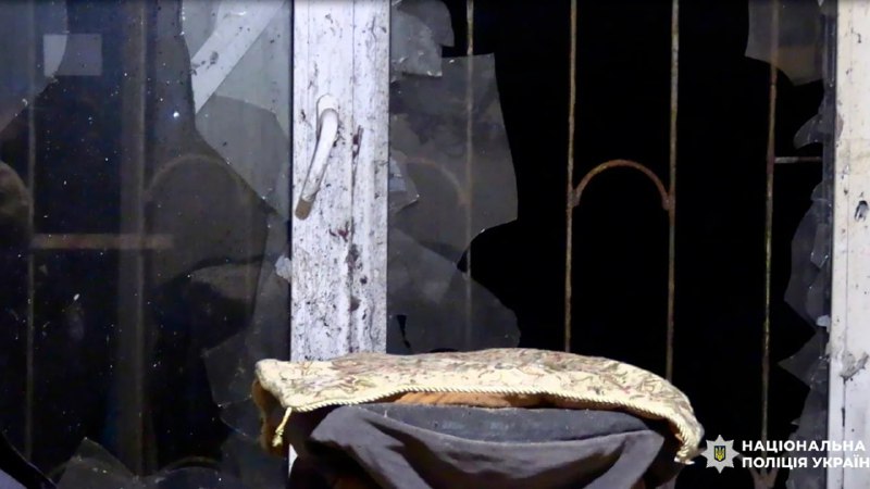 Kyiv'deki bir apartman dairesinde meydana gelen el bombası patlaması sonucu 1 kişi öldü, 1 kişi yaralandı.