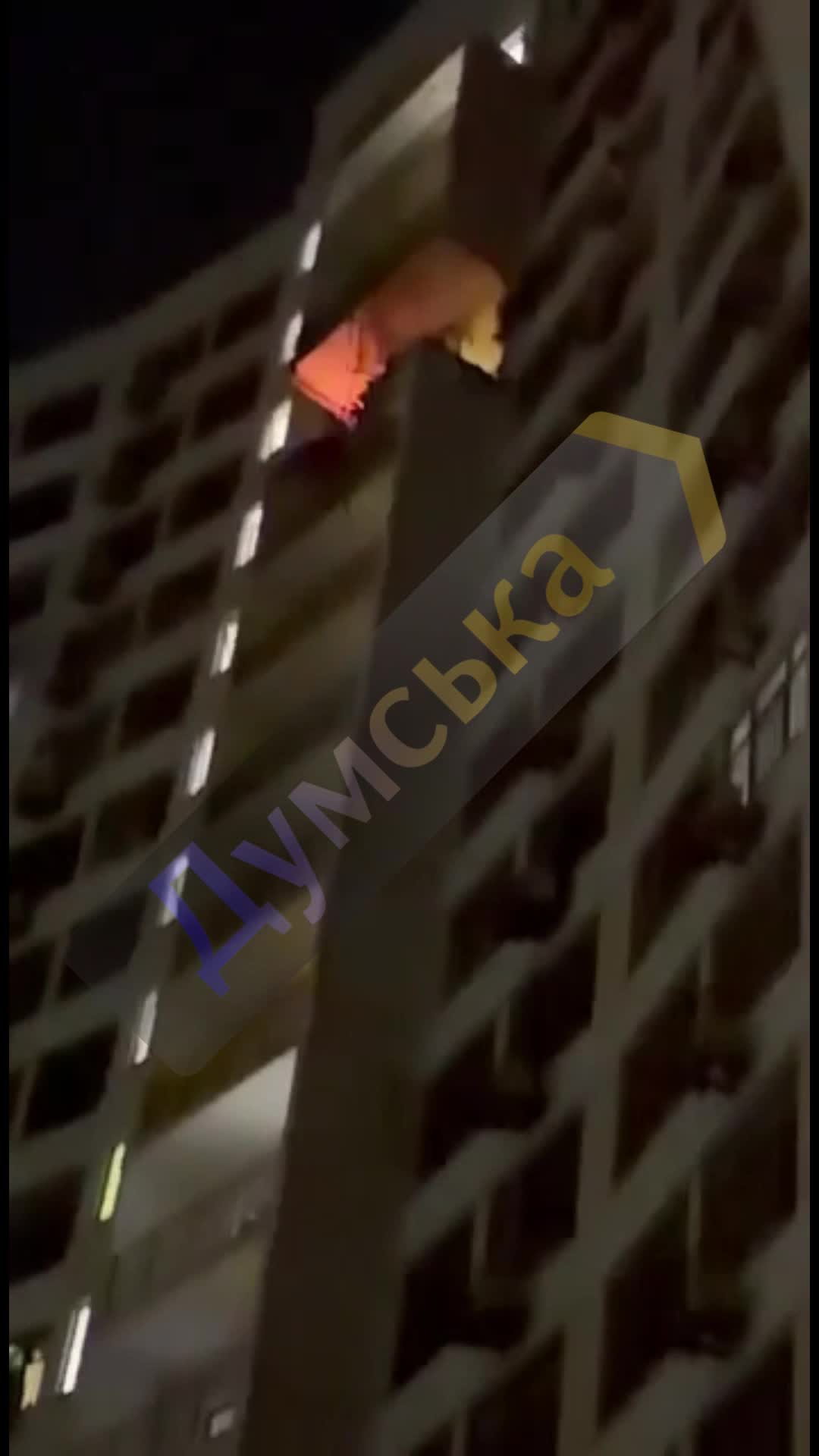 Odessa'daki bir apartman bloğunda insansız hava aracı saldırısı sonucu yangın çıktı.