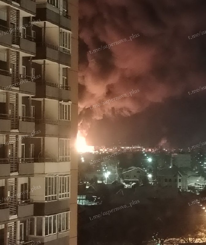 Pskov bölgesindeki Velykye Luki'de patlamaların ardından büyük yangın çıktı.