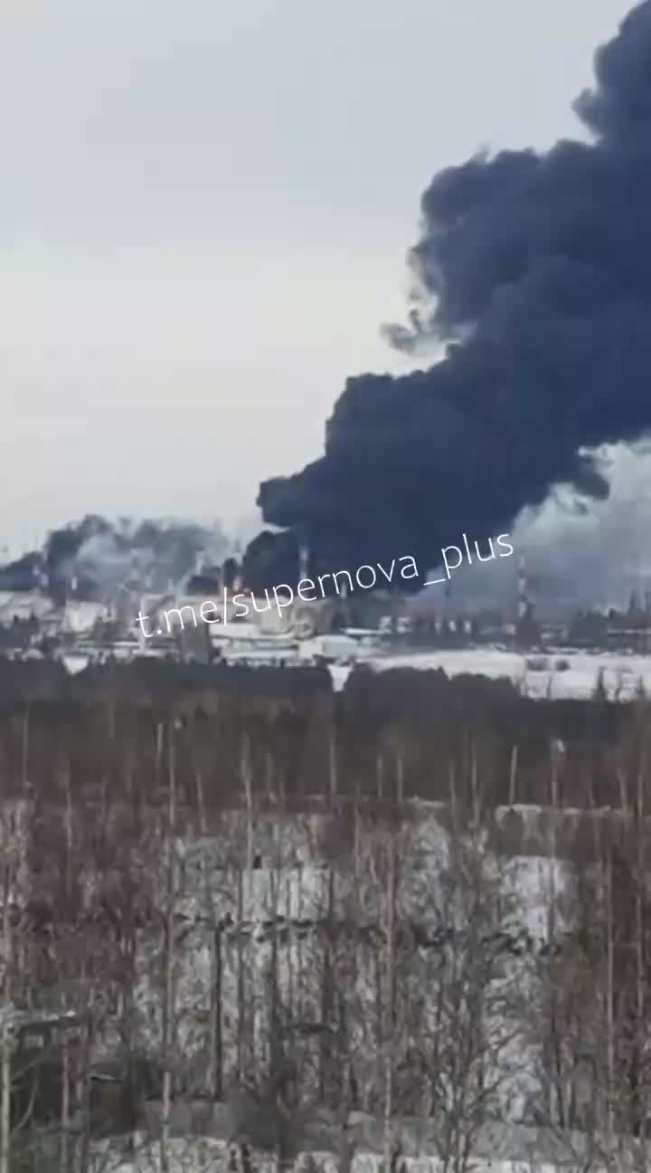 Un incendie fait rage dans une station de pompage de pétrole près d'Almetyevsk, dans la région du Tatarstan.