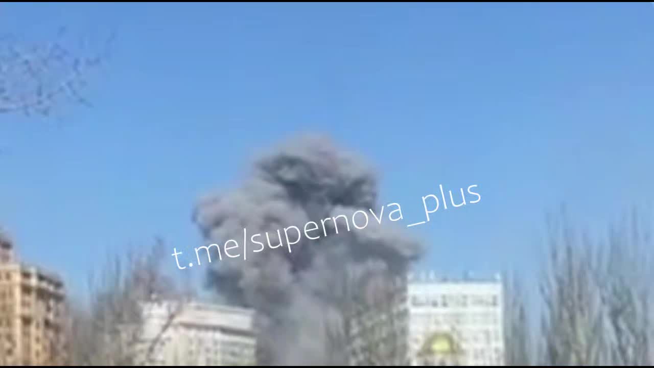 De violentes explosions ont été signalées après une frappe de missile sur des entrepôts militaires à Donetsk occupée.