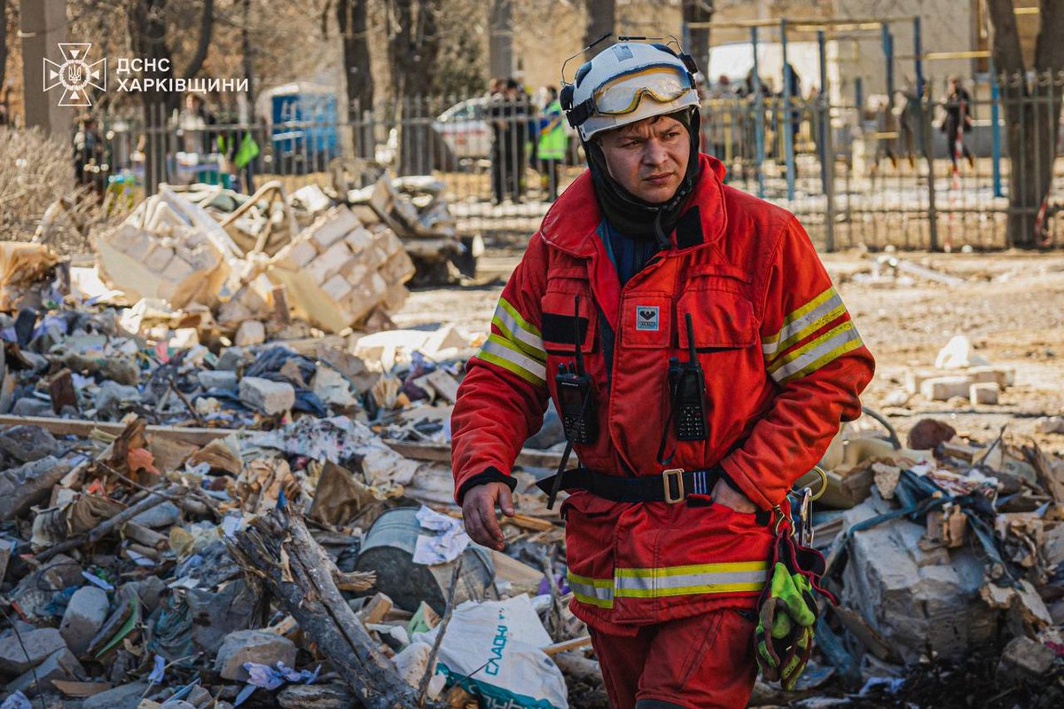 بلغت الحصيلة النهائية لضحايا الضربة الصاروخية الروسية التي استهدفت منزلاً سكنياً في خاركيف 11 قتيلاً و16 جريحاً