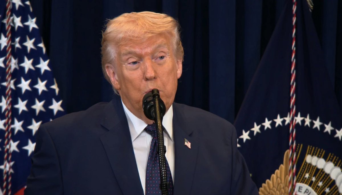 Трамп и Путин сегодня обсудили ситуацию на Ближнем Востоке. Он хочет помочь. Я сказал: „Вы могли бы помочь больше, если бы закончили войну между Украиной и Россией — это было бы гораздо полезнее. Но у нас состоялся очень хороший разговор, — заявил Трамп на пресс-конференции во Флориде.