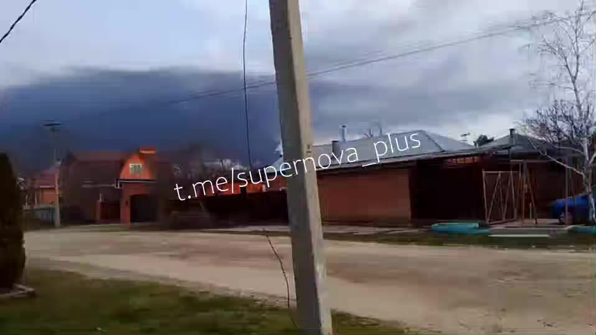 В Лабинске Краснодарского края загорелся нефтебаза в результате удара беспилотника.