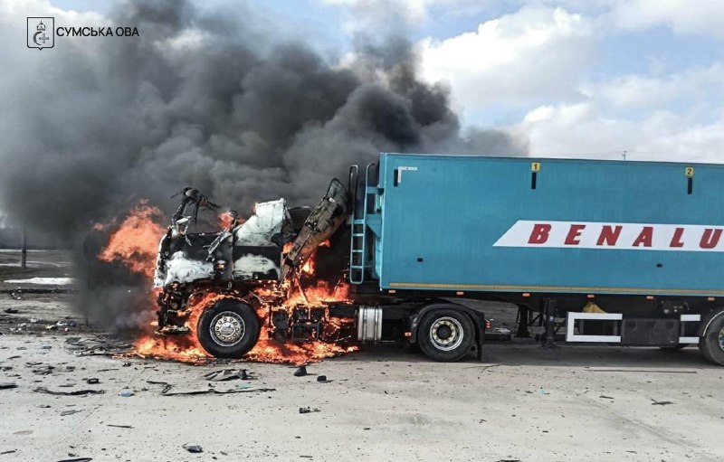 В Сумской области в результате удара беспилотника по грузовику с зерном погиб один человек.