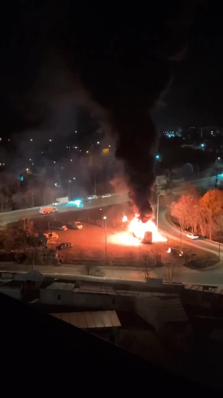 Во Львове загорелся автобус, перед этим был слышен взрыв.