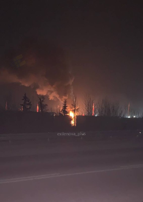 Сегодня вечером в порту Усть-Луга произошел пожар после новых ударов беспилотников.