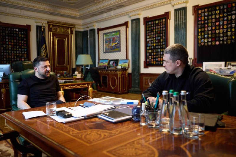 Zelenskyin mukaan Venäjän tappiot maaliskuussa olivat sodan korkeimmat. Pelkästään lennokki-iskuissa kuoli tai haavoittui vakavasti 33 988 venäläissotilasta, ja tykistö- ja muilla iskuilla tuhoutui 1 363 sotilasta.