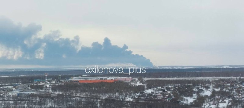 Un réservoir de carburant est en feu après une attaque de drones contre la station de pompage de Horkiy, près du village de Meshikha, dans le district de Kstovo, région de Nijni Novgorod, en Russie.