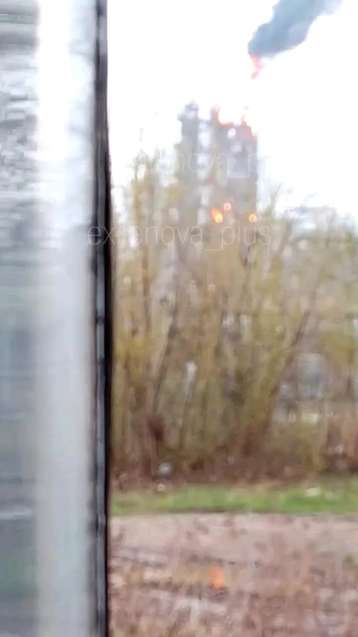 Des frappes de drones ont été signalées à l'usine chimique Neftekhim de Novokuybyshevsk, dans la région de Samara, en Russie.