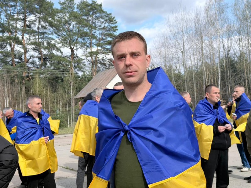 193 soldados ucranianos regresan a casa como parte del intercambio de prisioneros con Rusia.