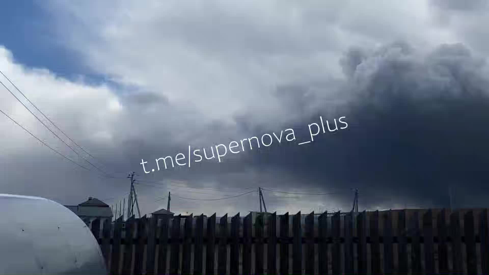Gęsty dym i deszcz z cząsteczkami oleju w Permie po nalocie dronów