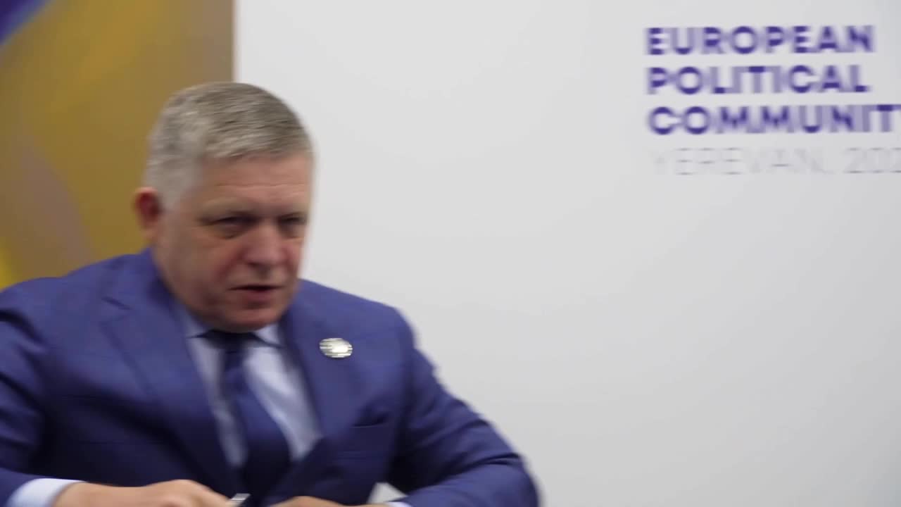 Zełenski spotkał się z premierem Słowacji Ficą w Erywaniu. Omówili wymianę wizyt w Kijowie i Bratysławie oraz zorganizowanie w najbliższej przyszłości spotkania rządów w formacie komisji międzyrządowej.