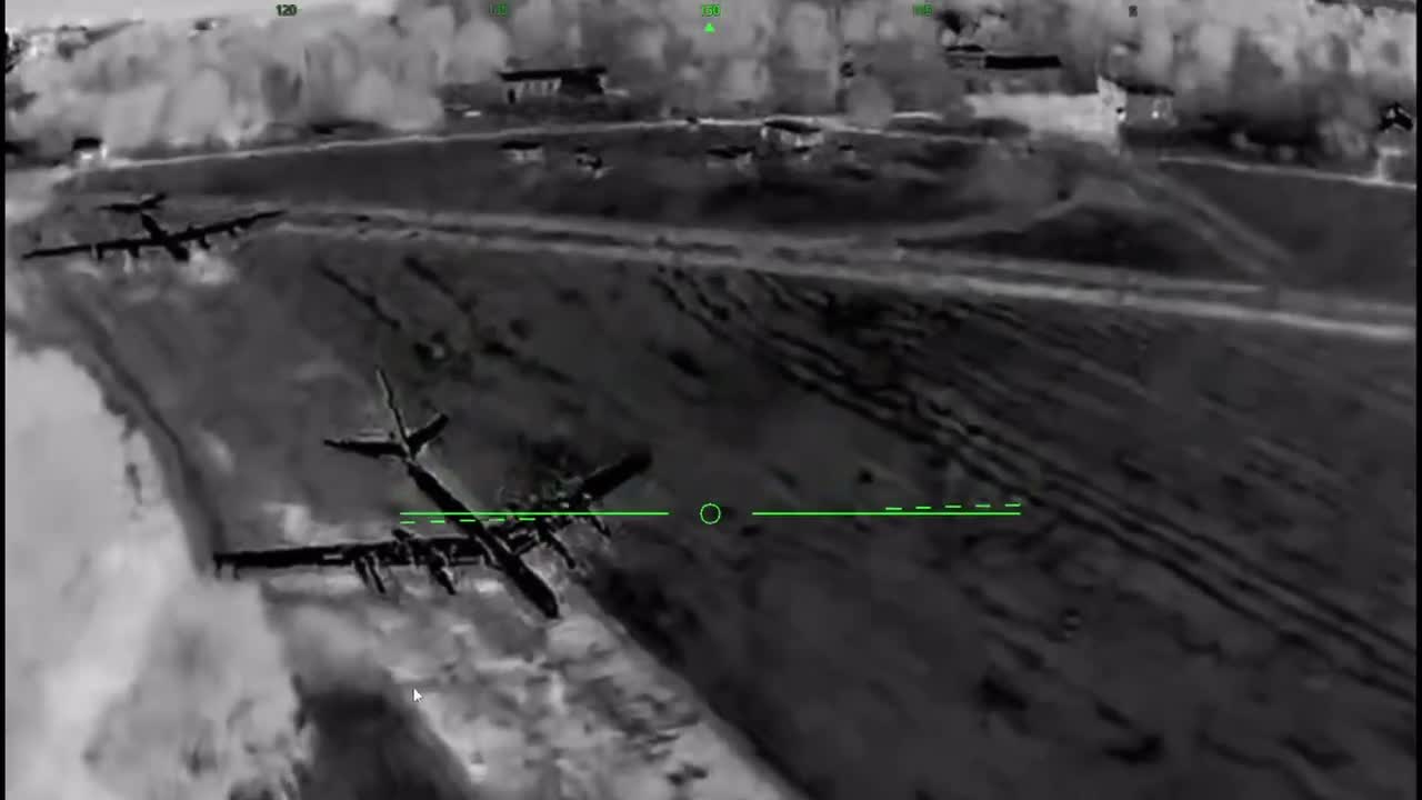 Des drones ukrainiens ont attaqué, outre le port, le lanceur Iskander et deux avions Tu-142 sur la base aérienne militaire de Taganrog.
