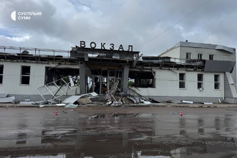 La gare et d'autres infrastructures ferroviaires ont été endommagées à la suite des bombardements russes à Chostka.