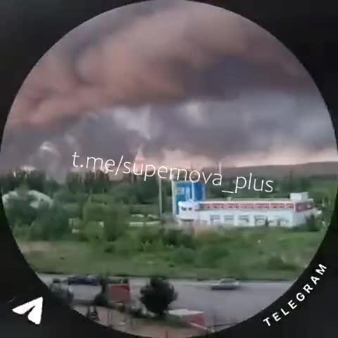 De la fumée s'élève au-dessus de la raffinerie de pétrole de Saratov.