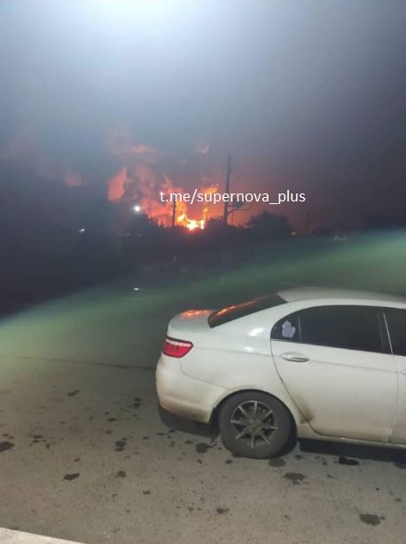 Un dépôt de carburant est en feu à Matveyev Kourgan, dans la région de Rostov.