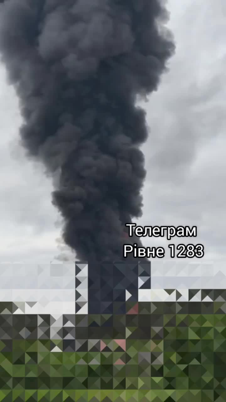 De la fumée s'élève après une attaque de drones contre une entreprise privée à Rivne.