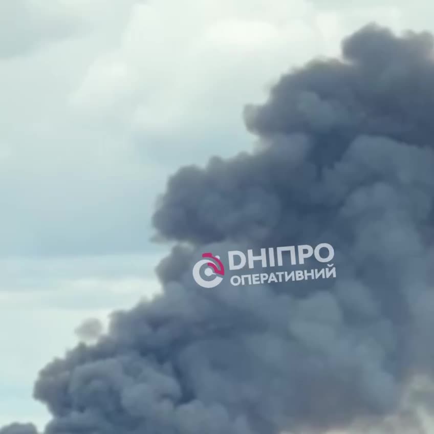 De la fumée s'élève dans la ville de Dnipro après des explosions