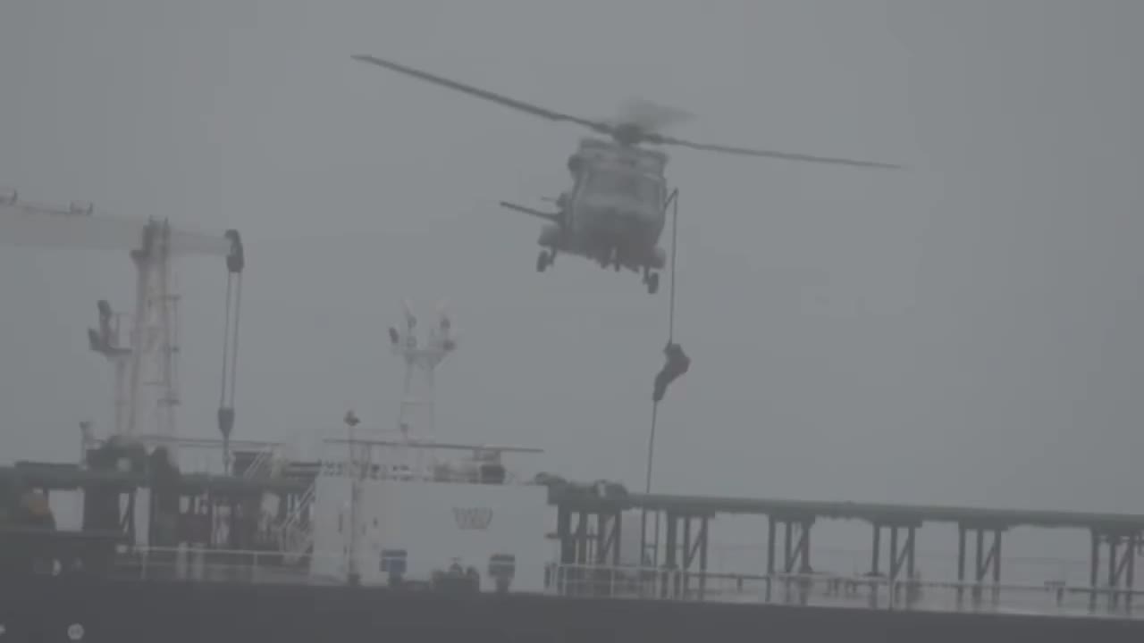 Macron : La Marine nationale française a intercepté hier matin un nouveau pétrolier sous sanctions internationales, en provenance de Russie : le Tagor. Notre détermination est ferme et inébranlable. Cette opération a été menée dans l'Atlantique, en eaux internationales, avec le soutien de plusieurs partenaires, dont le Royaume-Uni, et dans le strict respect du droit de la mer. Il est inacceptable que des navires contournent les sanctions internationales, violent le droit de la mer et financent la guerre que la Russie mène contre l'Ukraine depuis plus de quatre ans. Ces navires, qui ne respectent pas les règles les plus élémentaires de la navigation maritime, constituent également une menace pour l'environnement et pour la sécurité de tous.