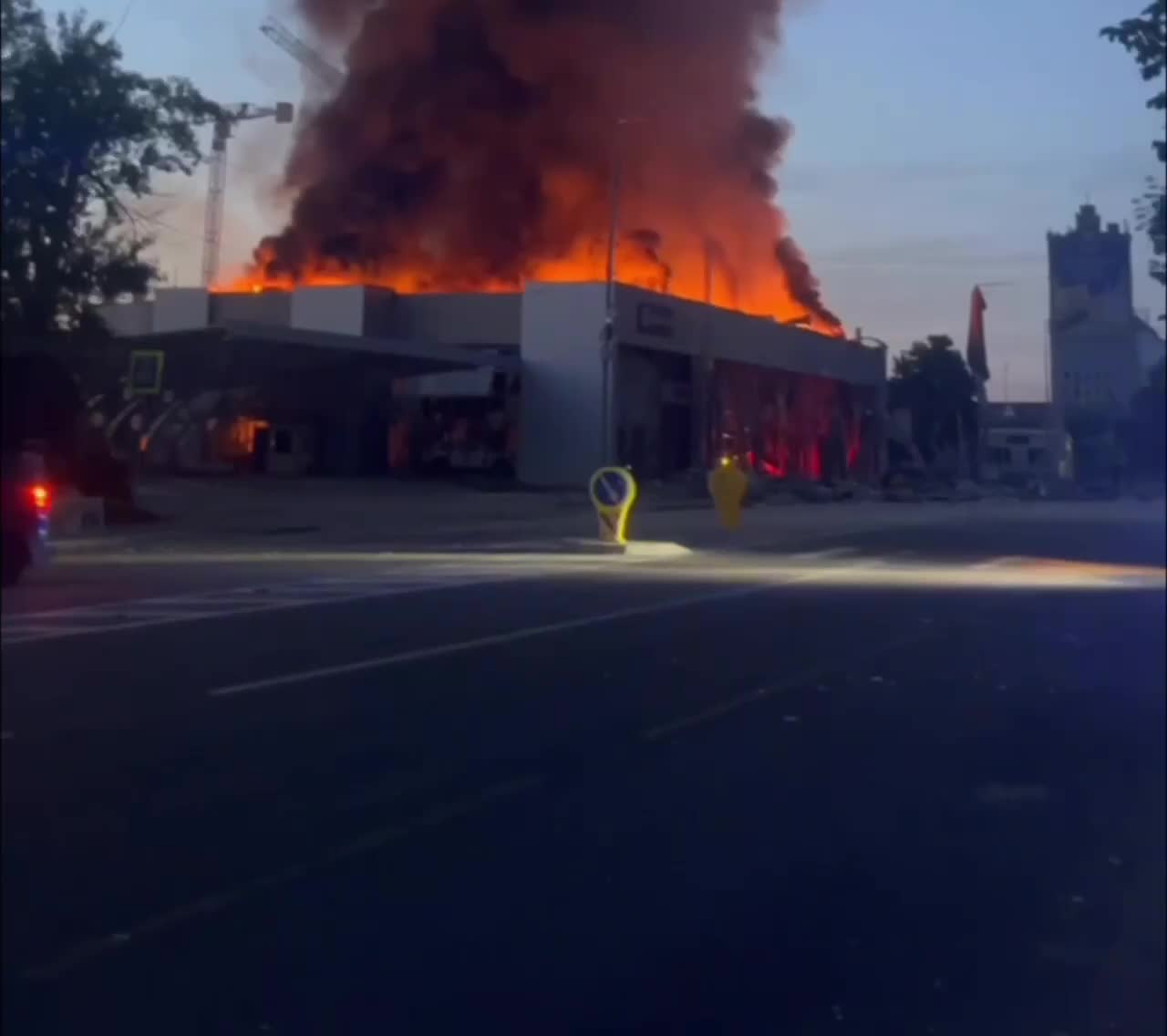 Le showroom de véhicules électriques chinois Zeekr a été entièrement détruit lors d'une attaque russe massive sur Kyiv.