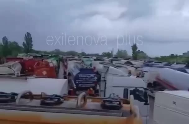 File d'attente de camions-citernes en direction de la Crimée
