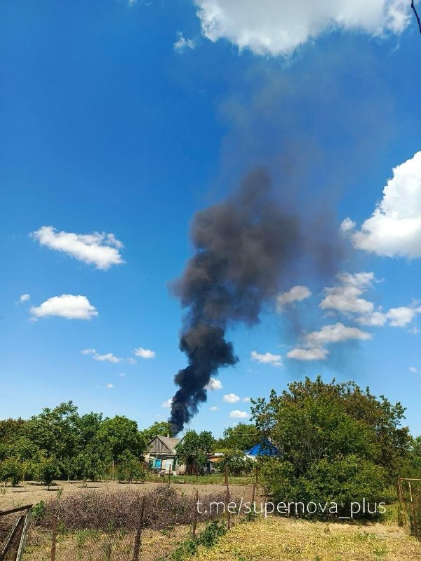Un camion-citerne a pris feu après une frappe présumée de drone à Prymorsk, dans l'oblast de Zaporijia.