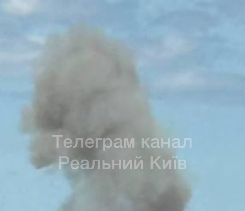 Une explosion a été signalée à Kyiv, de la fumée s'élève. Il pourrait s'agir d'une frappe de drone.