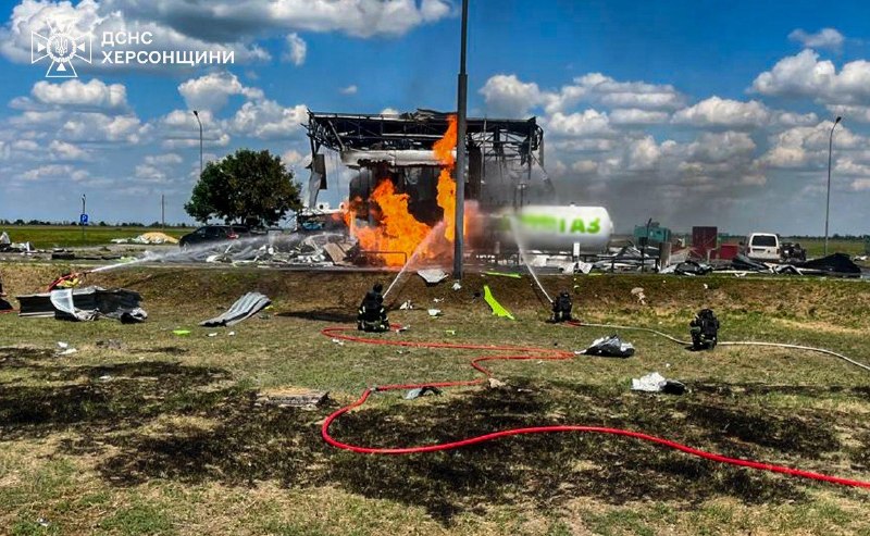 Une personne a été tuée et onze autres blessées lors d'une frappe de drone sur une station-service près de Kherson.