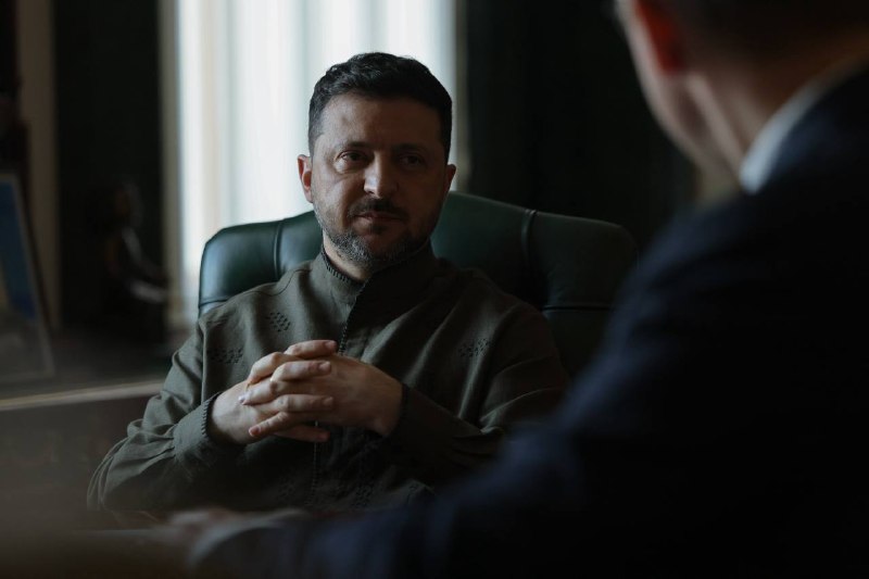  Le SBU a approuvé nos nouvelles opérations , a déclaré Zelensky.  Malheureusement, la Russie choisit à nouveau la guerre ; tout le monde a entendu la réponse d'aujourd'hui. Une réponse faible. Il ne souhaite tout simplement pas mettre fin à la guerre. Je pense que beaucoup, dans le monde, ont été déçus par cette réponse. Il faut donc réduire les financements alloués à la Russie et exercer une pression accrue sur elle , a ajouté le président. Il a également indiqué que des réunions avec des partenaires européens et américains étaient en préparation.  Et aujourd'hui, le SBU a approuvé nos nouvelles opérations , a conclu Zelensky.