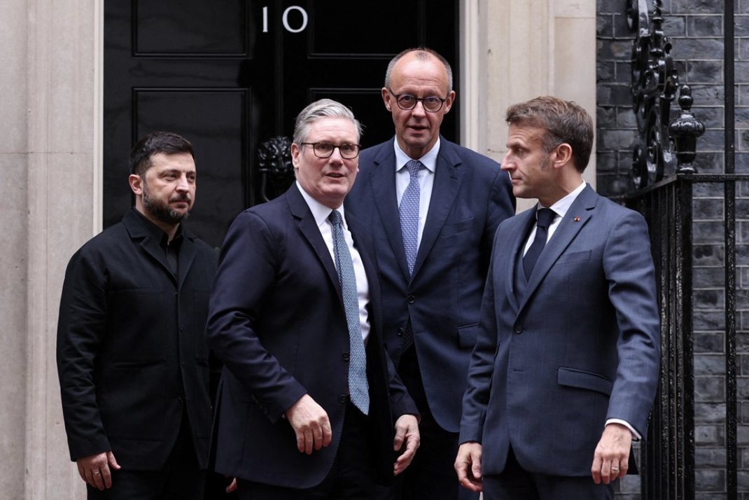Starmer, Macron et Merz rencontreront Zelenskyy à Londres dimanche, confirme l'Élysée.  Cette rencontre leur permettra de poursuivre leur étroite coordination sur notre programme commun de soutien continu à l'Ukraine et d'accroissement de la pression sur l'effort de guerre russe.   La Russie est confrontée à un échec militaire, économique et stratégique et persiste, en vain, en première ligne d'une guerre meurtrière.