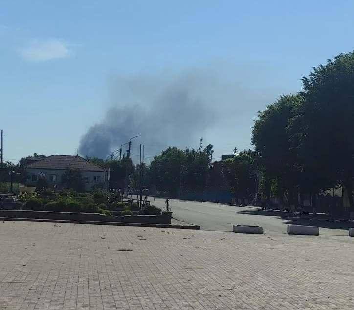 De la fumée s'élève à Starobisk après les bombardements de ce matin.