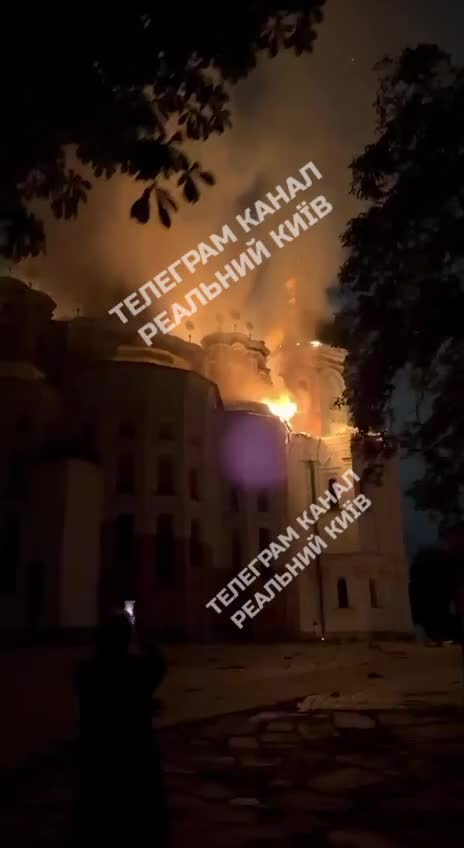 Un incendie fait rage à la laure des Grottes de Kyiv après des frappes russes.